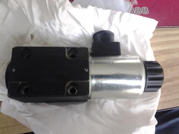 压路机震动电磁阀总成